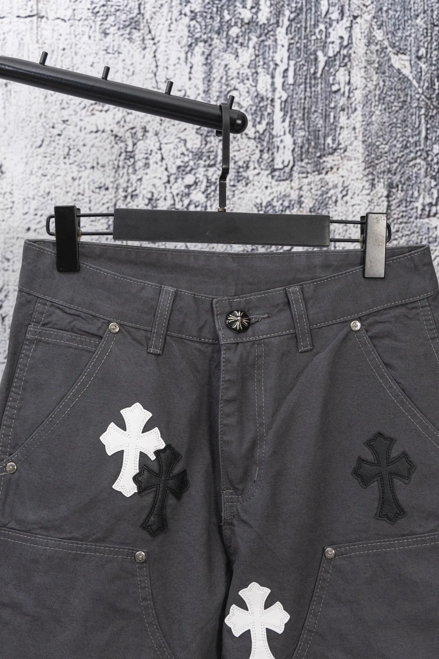 P270 CH Chromehearts black and white cross patchwork leather gray workwear jeans and logging pants, priced at 34W level, patchwork cross pattern embellishment, washed jeans! ! An absolutely high-end luxury product, a 1.9W-level god-level single product, a super popular product, made by top heavy industry, a magic weapon that cannot be missed! [About Zangyin] This is an extremely luxurious fashion brand that can also be called the aristocracy of the high street. It has always been an exclusive brand for some hipsters or rich second generations. Compared with ordinary high streets, it is more luxurious and noble. Compared with luxury brands, it is more fashionable and individual. It has always been a brand that I have a special liking for. [Top heavy industry fashion design] Consistently high-street luxury style. Speaking of this style, the Zangyin family and GU family are definitely the leading representative brands. Especially the Zangyin family has really achieved a state-of-the-art effect in creating high-street style. The unique washed material is used to create this style. The color system is already quite eye-catching. After it is decorated with patchwork cross flowers, it cleverly highlights the charm of the brand. Secondly, this style uses classic The high-waist cutting design highlights the long legs and fashionable temperament of the upper body. The brand is highly recognizable and the slim fit configuration is more suitable for daily wear. It is a product that interprets personality, fashion, and specifications at a glance. This single product is enough to make any fan excited. It can be a white T-shirt for a youthful college style, or a tight suspender for a royal style. It has strong matching ability and can be easily controlled by men.  [Materials and craftsmanship] Needless to say, this point goes without saying. As an excellent craftsman brand, Zangyin’s requirements for details and craftsmanship are really perfect. The washed color of this model has gone through so many processes, not to mention the embellishment of denim appliques. It is also purely hand-made and sewn. Just like what they believe in, only hand-made things have soul and have the meaning of wear. A top-notch heavy-duty fashionable denim item, I look forward to your perfect interpretation! !  Color: Gray Size: 28-36